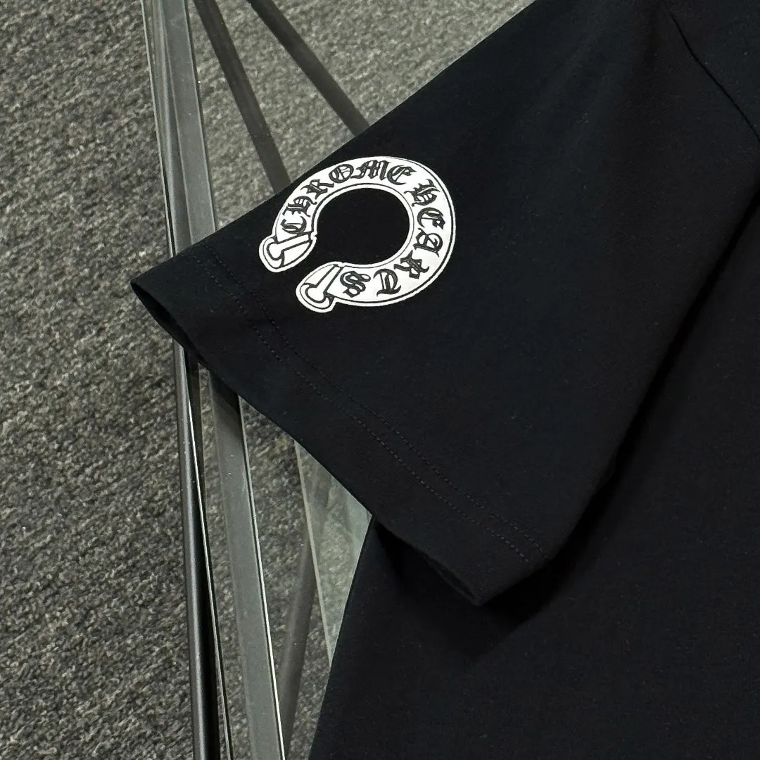 P180 Chrome Hearts 25 high-end versions. The fabric is made of 300 grams of high-density cotton. It does not deform or shrink. It has three labels. It is the same style for men and women. Technology: suede foaming + digital silver printing. Color: white, black. SIZE: S-XL.